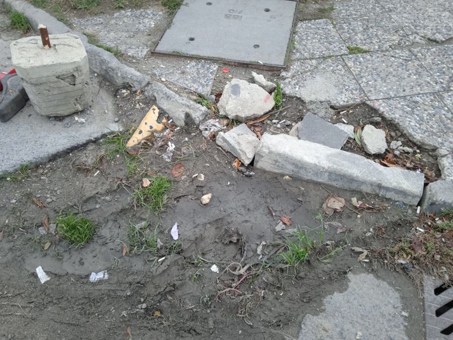Bahçekent’te, kaldırım taşları nedeniyle vatandaşlar zor anlar yaşıyor. 