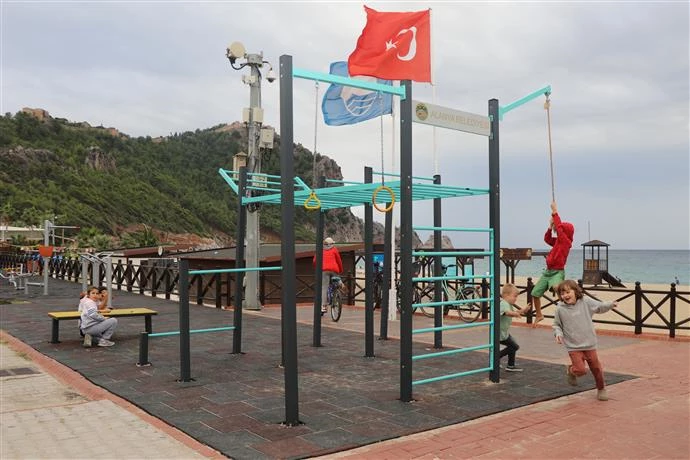 ALANYA’NIN HER KÖŞESİNE STREET FITNESS İSTASYONLARI YAPILIYOR