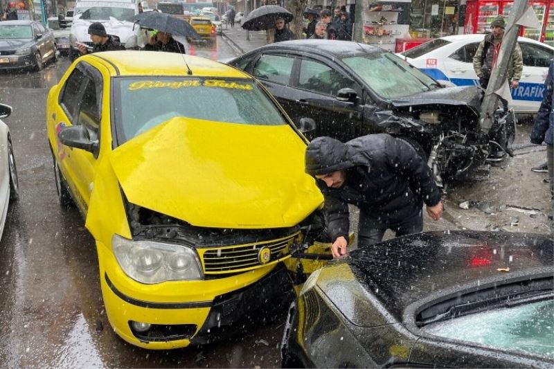 Bingöl’de ticari taksi ile otomobilin çarpıştı: 3 yaralı