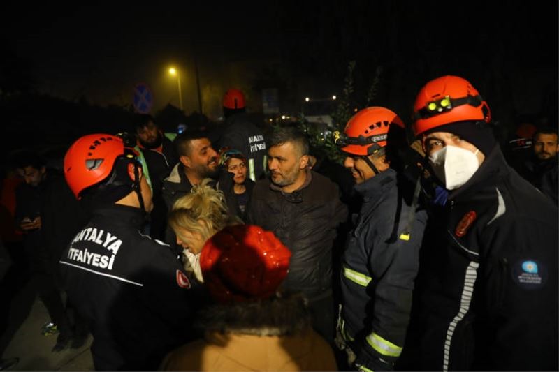 Antalya Büyükşehir İtfaiyesi 10 yaşındaki Hilal depremin 90’ıncı saatinde kurtardı