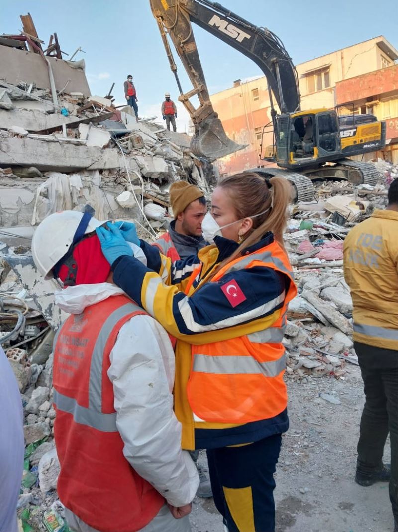 Antalya Büyükşehir sağlık ekipleri  depremzedelerin yaralarını sarıyor