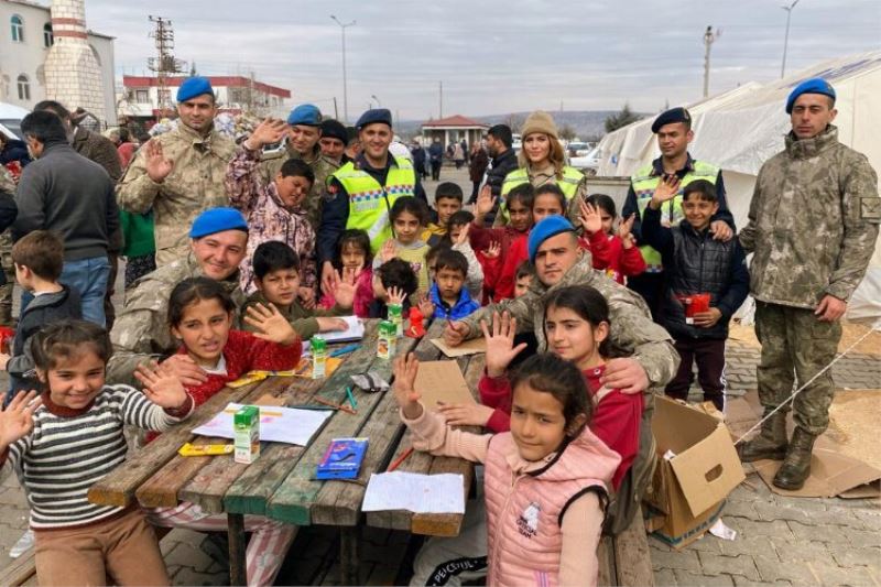 Depremzede çocuklara Jandarma morali