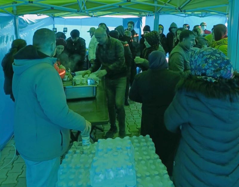 TEPEBAŞI AŞEVİNDEN DEPREMZEDELERE KAHVALTI VE YEMEK İKRAMI