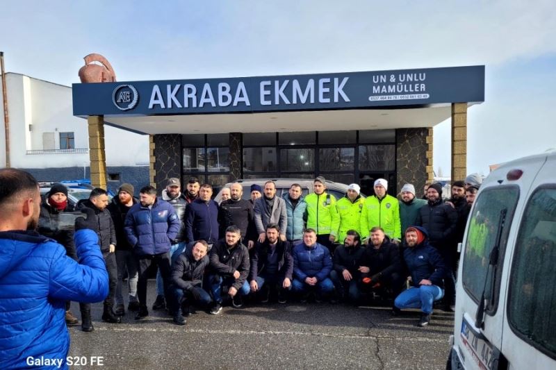 İlçemizin kıymetli esnafları tarafından üretilen ekmekler deprem bölgesinde AFAD yetkililerine teslim edilmek üzere yola çıktı.