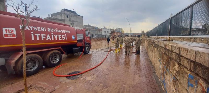 Kayseri Büyükşehir, Deprem Bölgesinin Yanı Sıra Sel Felaketi Yaşayan Bölgelerin de Yardımına Koştu