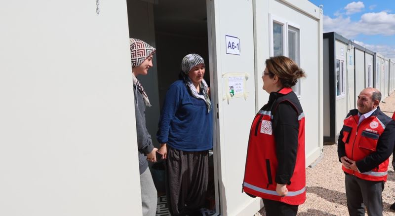 Bakanımız Derya Yanık Malatya’da Depremzedeleri Ziyaret Etti