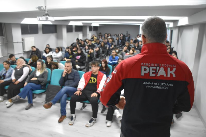 Pendik Belediyesi Arama ve Kurtarma ekipleri okullarda afet bilinci eğitimi veriyor