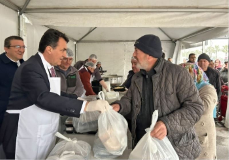 Başkan Dündar, Vatandaşlara İftar Yemeği Dağıttı