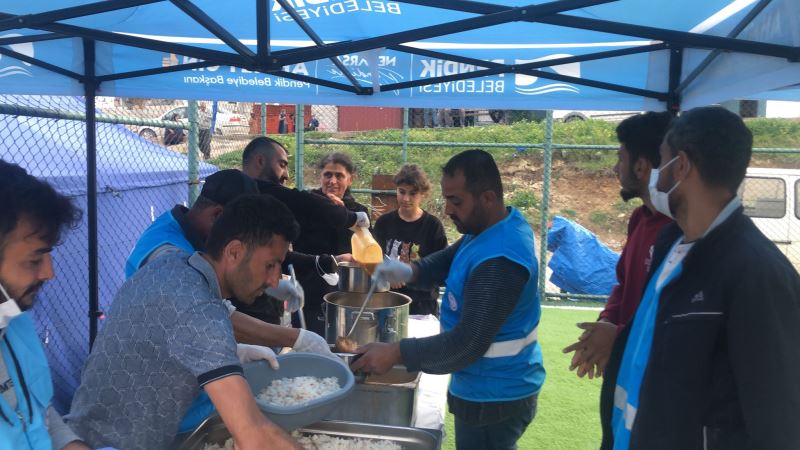 Pendik Belediyesi, deprem bölgesinde iftar sofraları kurdu