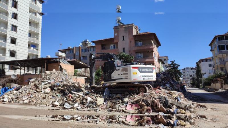 Hataylı depremzede Kasım Kuday enkaz kaldırma çalışmalarına katılan Gümüşhane Belediyesi personeline teşekkür etti.
