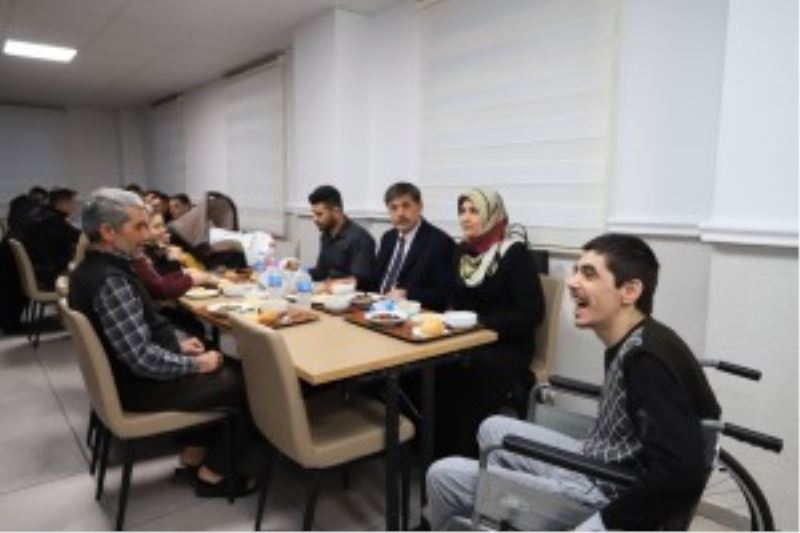 Deprem bölgesinden Erzincan’a gelen Depremzedeler için iftar yemeği düzenlendi.