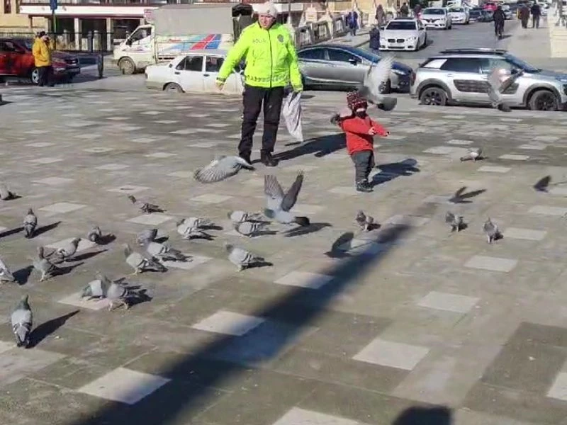 Trafik Polisi Küçük Çocukla Güvercinleri Yemledi, Görüntüleri Yürekleri Isıttı