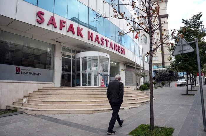 İstanbul'daki Yenidoğan Çetesi skandalı, yasadışı sevk ve sahte rapor düzenlemeleriyle sağlık sisteminde büyük bir güven krizi yarattı. Başhekimler, hastane sahipleri ve hemşirelerin de dahil olduğu çete üyeleri, bebeklerin ölümüne yol açan ihmallerle yargılanıyor.