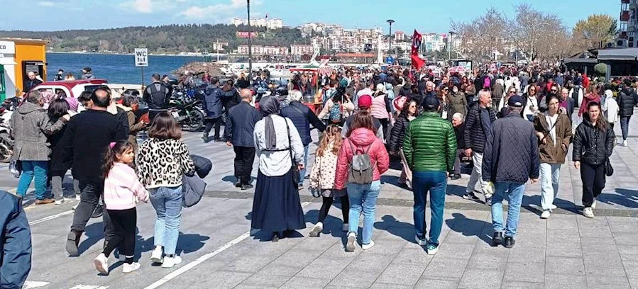 Çanakkale'yi yılın dört mevsimi ziyaret eden turistler, şehrin doğal ve tarihi güzelliklerine hayran kalıyor.