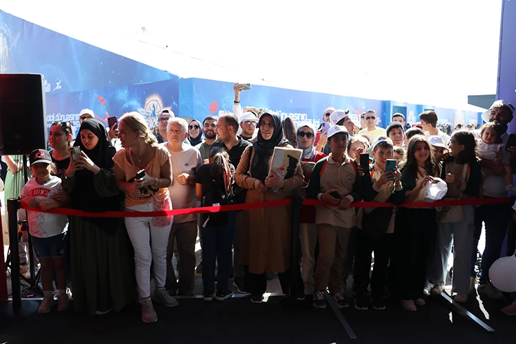 Gönül Dağı oyuncuları TEKNOFEST Adana’da hayranlarıyla buluştu.