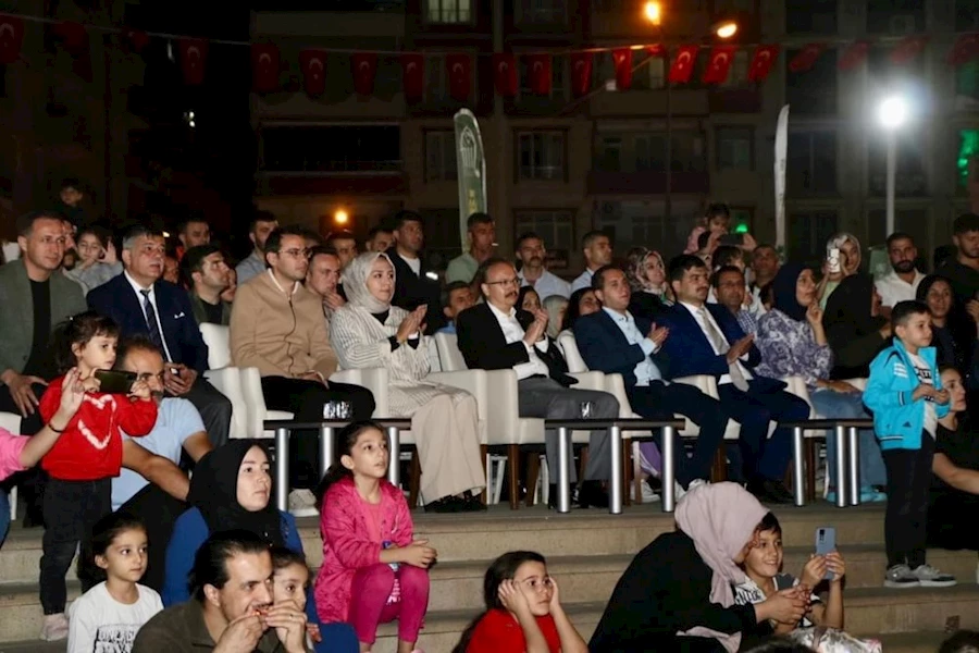 Siirt Fıstık Festivali'nde vatandaşlar, Cengiz Tan ve Burak Uslu’nun konserinde halaylarla eğleniyor.