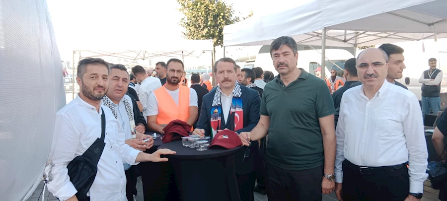 Üsküdar'da Filistin'e destek için toplanan binlerce kişi, İsrail'e karşı büyük bir protesto gerçekleştiriyor.