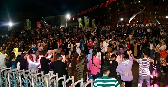 Siirt Fıstık Festivali Coşkuyla Sona Erdi: Yerel Sanatçılarla Unutulmaz Gece!