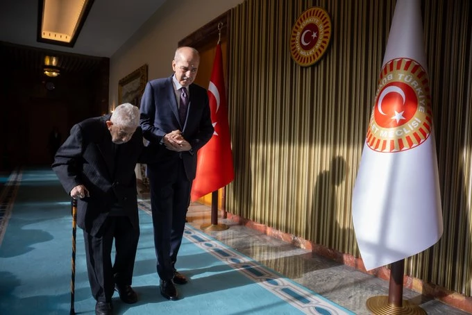 Milli Görüş Hareketi'nin önemli liderlerinden Recai Kutan, 94 yaşında vefat etti. Gençler için örnek alınacak bir dava adamı olan Kutan'ın hayatı ve siyaset sahnesindeki rolü.