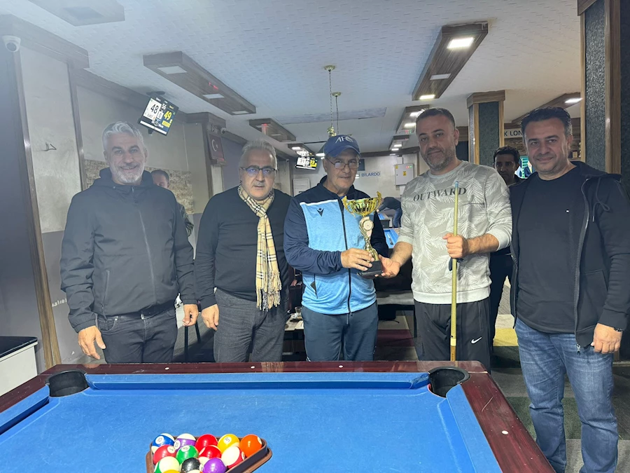 Şırnak'ta düzenlenen Pool Bilardo Turnuvası'nda yarışan sporcular.