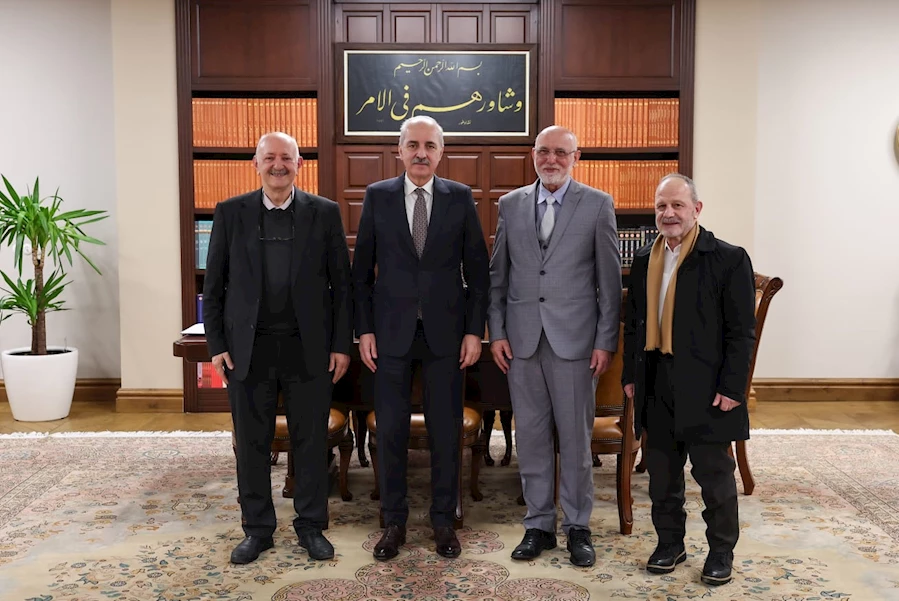 Adil Düzen çalışanları, anayasa metni ve gerekçelerini TBMM Başkanı Prof. Dr. Numan Kurtulmuş’a sunarken.