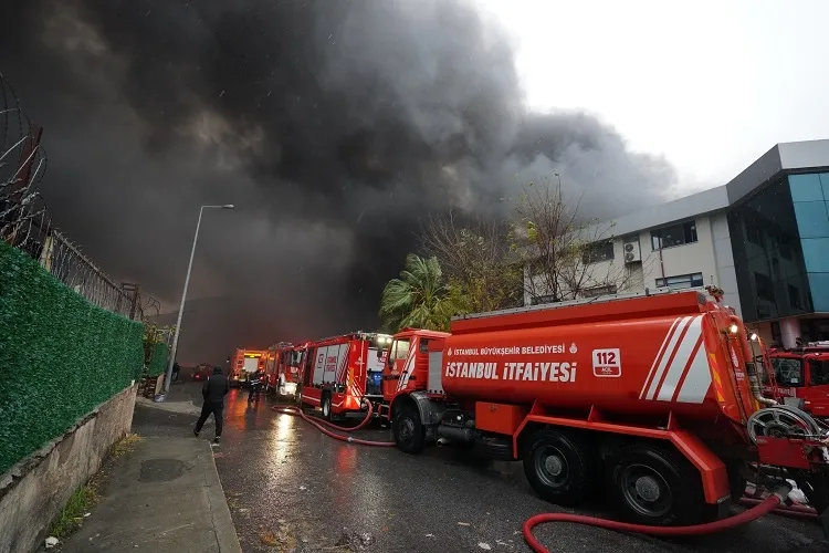 İstanbul Beylikdüzü Fabrika Yangını Korkuttu: Can Kaybı Yok