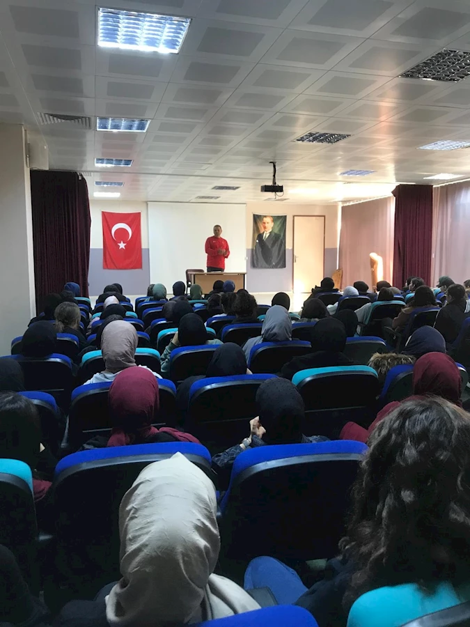 Milli Antrenör Ahmet Bereket, İzmir Buca Kız Anadolu İmam Hatip Lisesi'nde düzenlenen seminerde, siber zorbalık ve bağımlılıkla mücadelede sporun önemini anlatıyor.