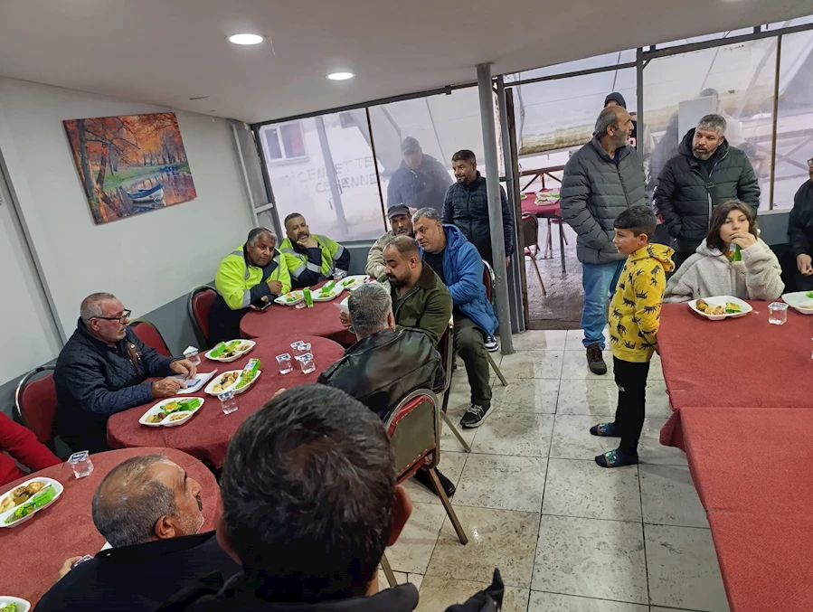 Cavit Akman, Hoşdere Romanlar Derneği'nde yeniden başkan seçildi ve güçlü iletişim becerileriyle hizmetlerine devam ediyor.