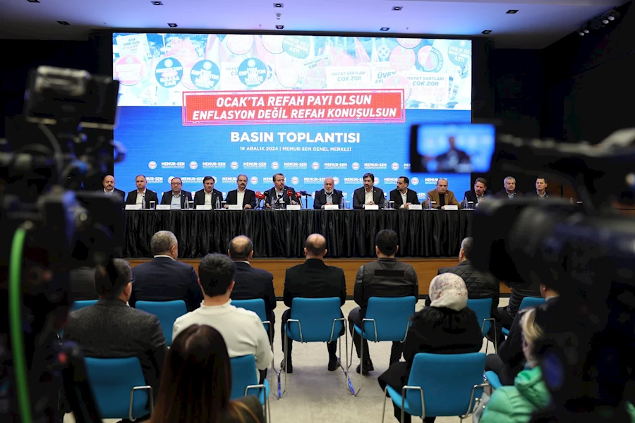 Emekli Memur-Sen Başkanı Ali Küçükkösen ve Memur-Sen yönetimi, çalışan ve emekli kamu görevlileri için yeni yılda refah artışı talep etti. Hayat pahalılığı ve alım gücünün düşmesi, refah payı isteğini gündeme getirdi.