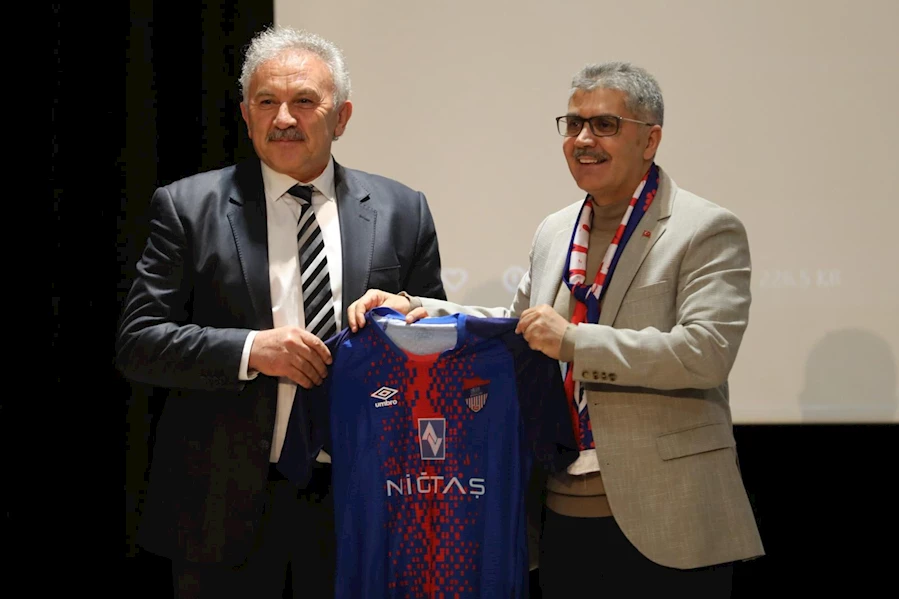 Niğde Valisi Cahit Çelik, Niğtaş A.Ş. Yönetim Kurulu Başkanı Sakin Aruk’a, Niğde Belediye Spor’a verdiği sponsorluk desteği için teşekkür etti. Bu güçlü işbirliği, Niğde’nin spor alanındaki kalkınmasına katkı sağlayacak ve futbolseverlere umut verecek.