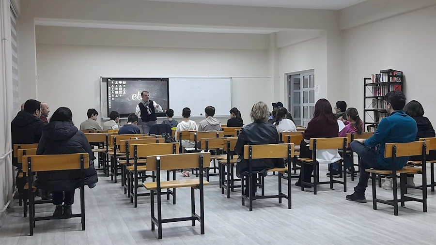 Sinop BİLSEM akademik etkinlik sırasında Prof. Dr. Mustafa Böyükata ve Prof. Dr. Hamdi Temel, öğrencilerle bilgi paylaşıyor.