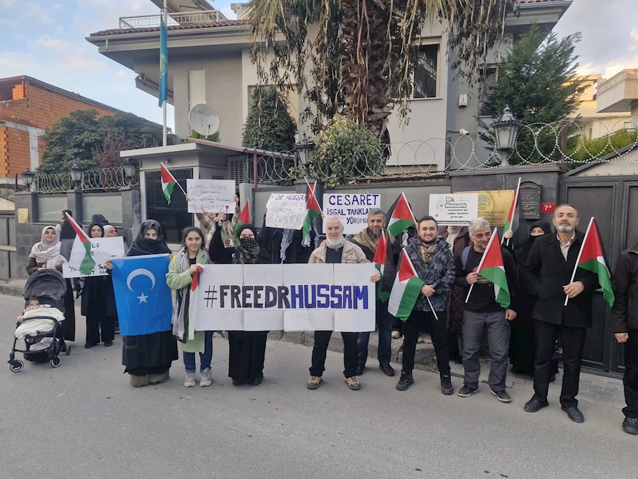 Florya’daki Kazakistan Konsolosluğu önünde Dr. Hussam’ın serbest bırakılması için yapılan barışçıl protesto sırasında, aktivistler Filistin bayrağı taşıdı.