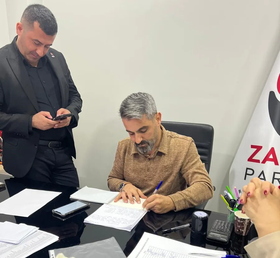 “Zafer Partisi Başakşehir’de gerçekleşen delege seçimlerinde Divan Başkanı olarak görev yapan İl Başkan Yardımcısı Ali Şevki Karataş, sürece hakim tavrı ve siyasi tecrübesiyle seçimlerin düzenli ve şeffaf bir şekilde ilerlemesine liderlik etti.”