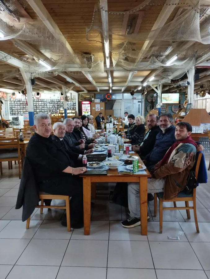 Balıkçı Kenan gazetecileri Cumhuriyet Bayramı öncesinde Türkiye’nin ilk ve tek Balık Müzesi’nde ağırlarken, hamsi ve çeşitli balık ikramlarıyla dostluk dolu bir akşam gerçekleştirdi.