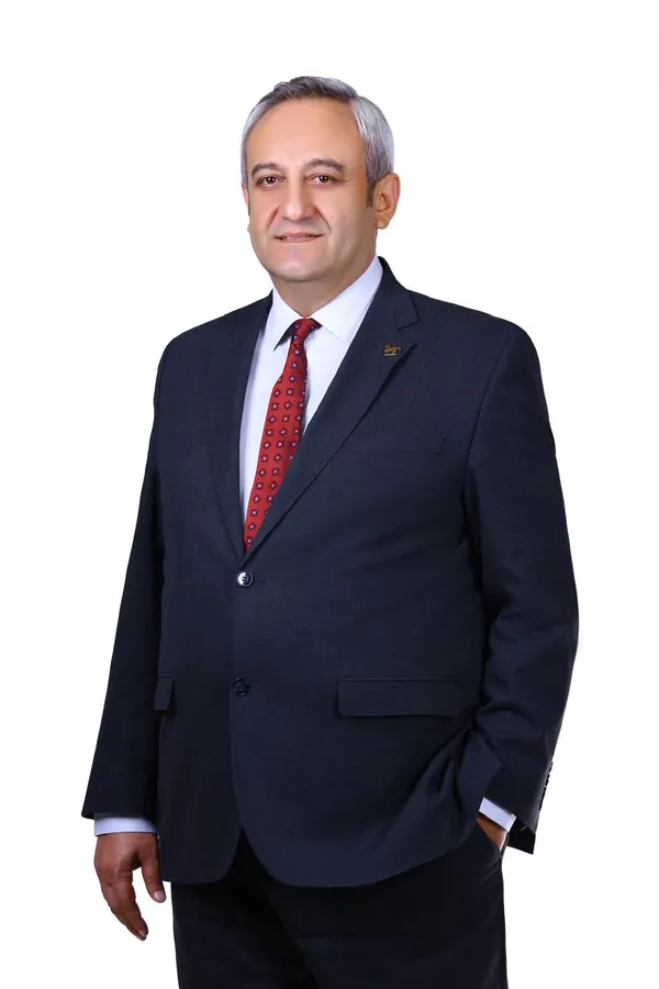 Demokrat Parti İstanbul İl Başkanı Adem İpek, Kırat’ın temsil ettiği milli ve manevi değerlere bağlılık vurgusu yaparak, Başakşehir İlçe Başkanı Tarık Barka’ya güvenini ifade ediyor.