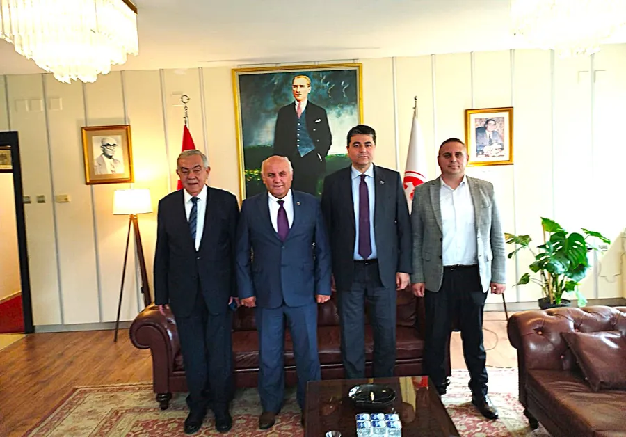 Demokrat Parti Genel Başkanı Gültekin Uysal, Başakşehir İlçe Başkanı Tarık Barka, Parti Sözcüsü Haydar Altıntaş ve Manyas eski Belediye Başkanı Rafet Barka, Demokrat Parti Genel Merkezi'nde toplu fotoğraf pozu veriyor.