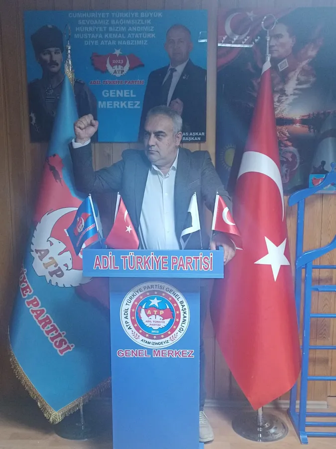 Engin Urgancı, Adil Türkiye Partisi Genel Merkezinde kürsüde konuşurken birlik, adalet ve bilim temelli Türkiye vizyonunu anlatıyor. Arka planda Türk bayrağı ve Atatürk posterleriyle milli ruhu yansıtan sahne görülüyor.