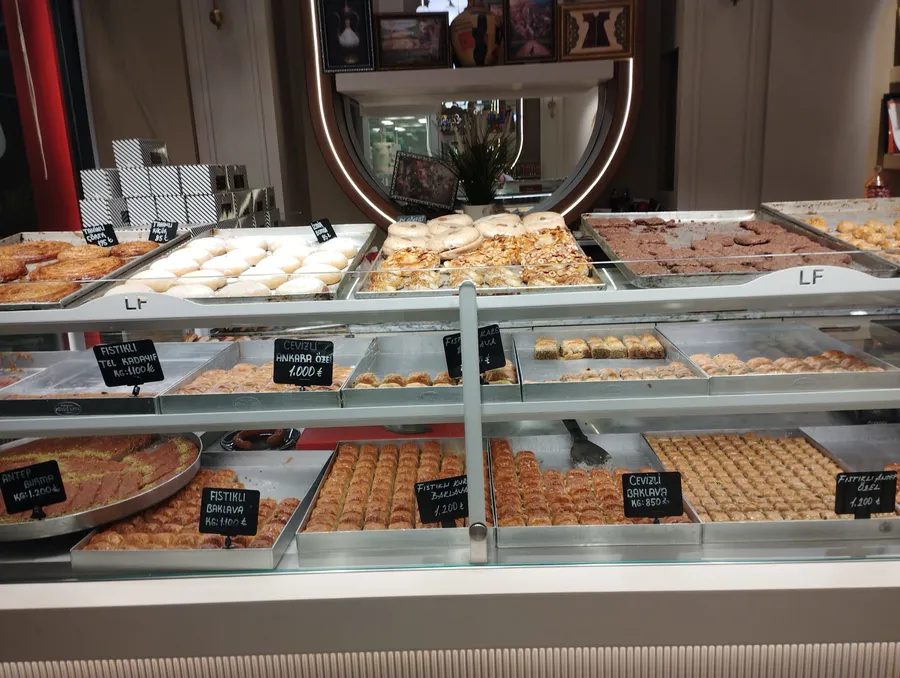 Bahçekent Vanilla Patisserie vitrininde sergilenen el yapımı baklava, kadayıf, traliçe ve geleneksel Türk tatlı çeşitleri — hijyenik ortam, günlük üretim, Erkan Özdoğan işletmesi.