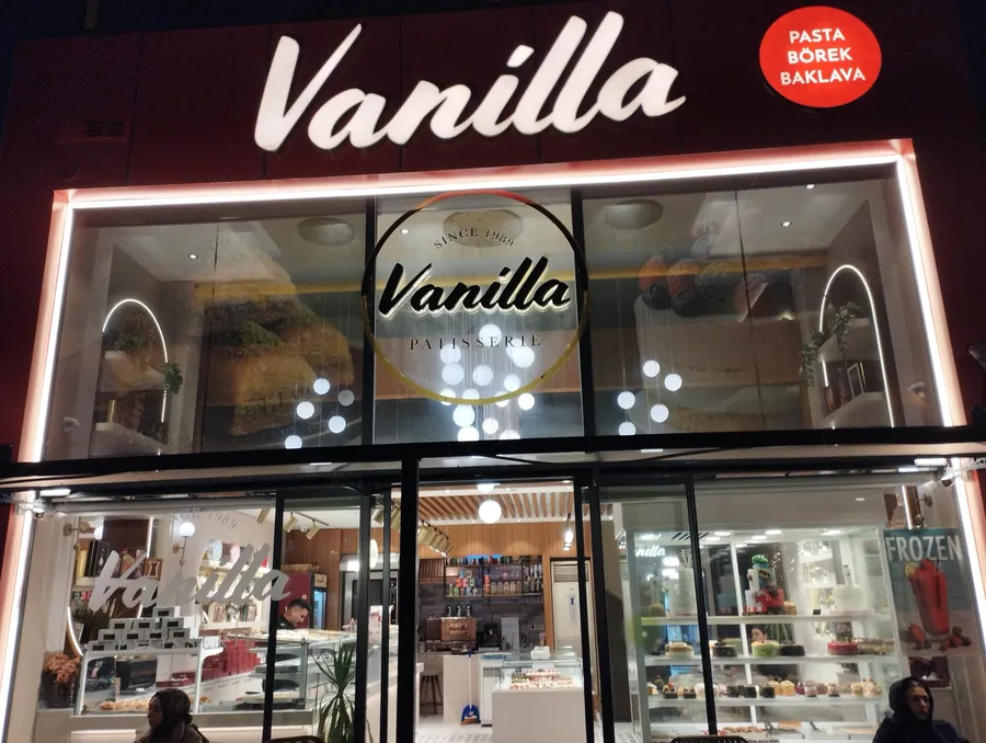 Bahçekent Vanilla Patisserie dış cephe gece görünümü — modern tasarım, aydınlık vitrin, pasta ve tatlı vitrinleriyle Bahçekent’e renk katan Erkan Özdoğan işletmesi.