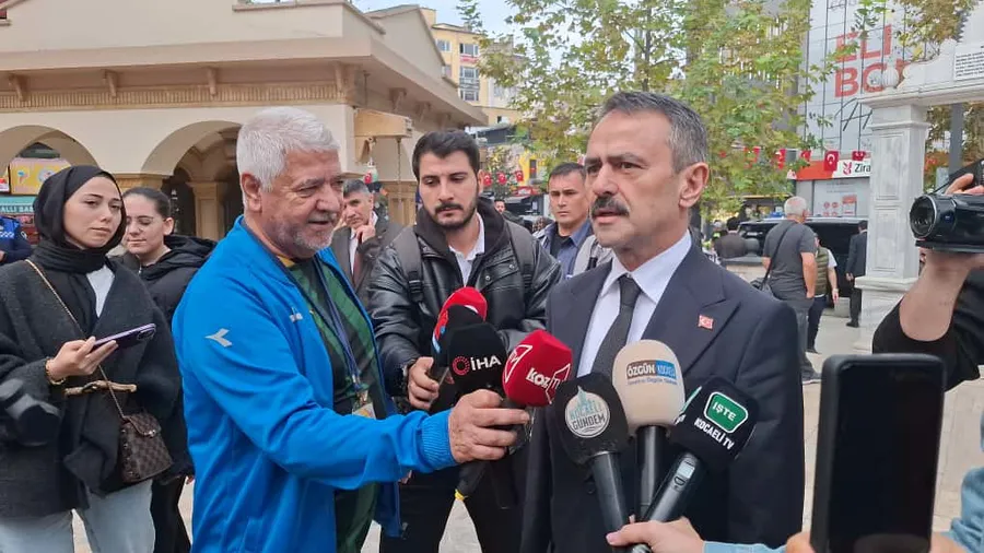 “Devlette hiyerarşi tartışması – 10 Kasım mevlid kararı üzerine yapılan değerlendirme – kamu yönetimi yorum görseli”