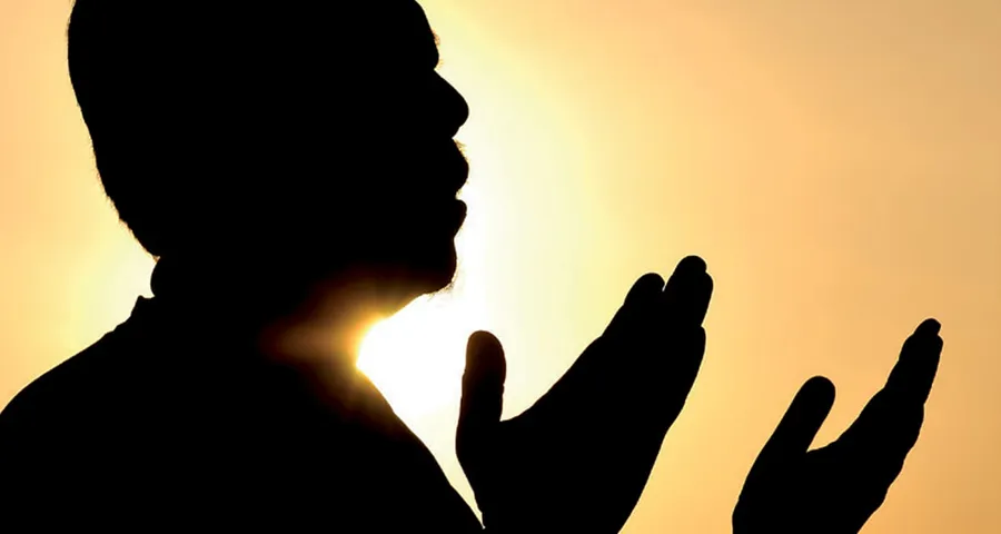 “Tevekkülün sembolü: Yüklerini bırakan insanın gemide huzurla yolculuğu.”