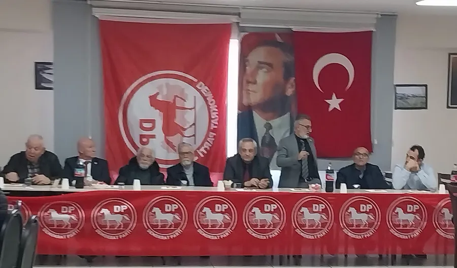 Demokrat Parti İstanbul İl Başkanı Adem İpek’in Esenyurt İlçe Kongresi’nde kürsüde konuşma yaptığı an; ön sırada partililer oturuyor, arka planda Demokrat Parti ve Türk bayrağı yer alıyor.
