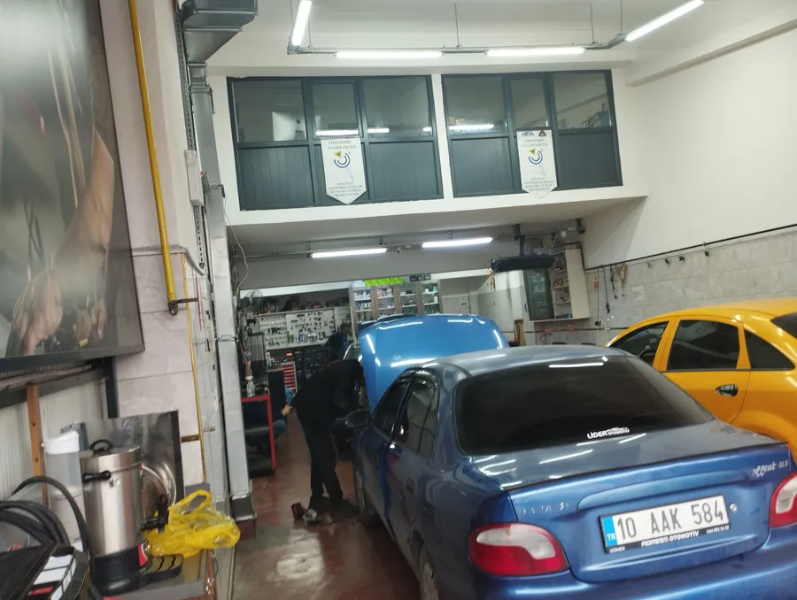 Bahçeşehir Mert Oto atölyesinde Mustafa Aydın ekibinin oto elektrik ve bakım çalışması yaparken görüntüsü; farklı marka araçlara profesyonel servis hizmeti.