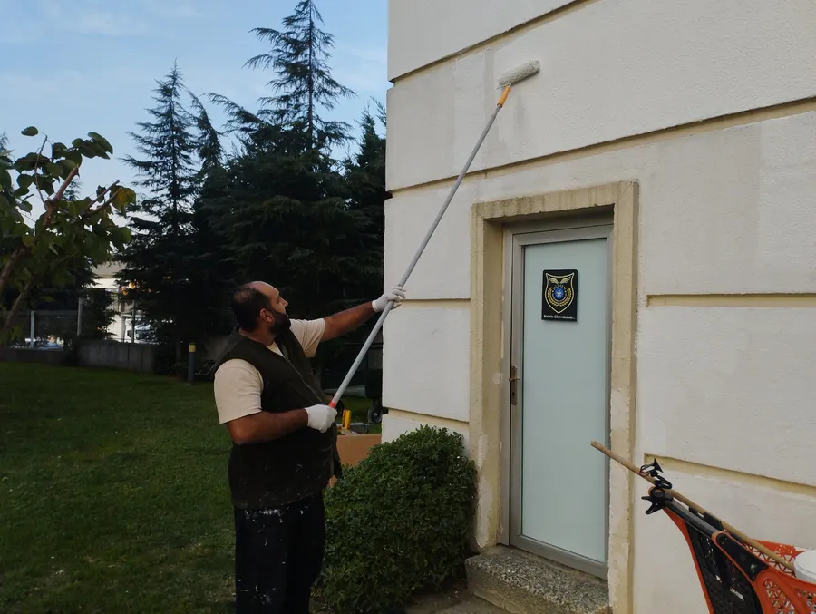 Bahçekent’te dış cephe boya ve tadilat hizmeti veren usta Caner Demirezen’in profesyonel boya uygulaması