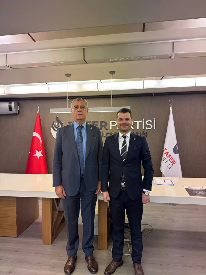 Zafer Partisi İstanbul İl Başkanı Hakan Akşit ile yeniden Esenyurt İlçe Başkanı seçilen Emin Taşkan, kongre sonrası Zafer Partisi Esenyurt İlçe Başkanlığı binasında birlikte poz verirken.