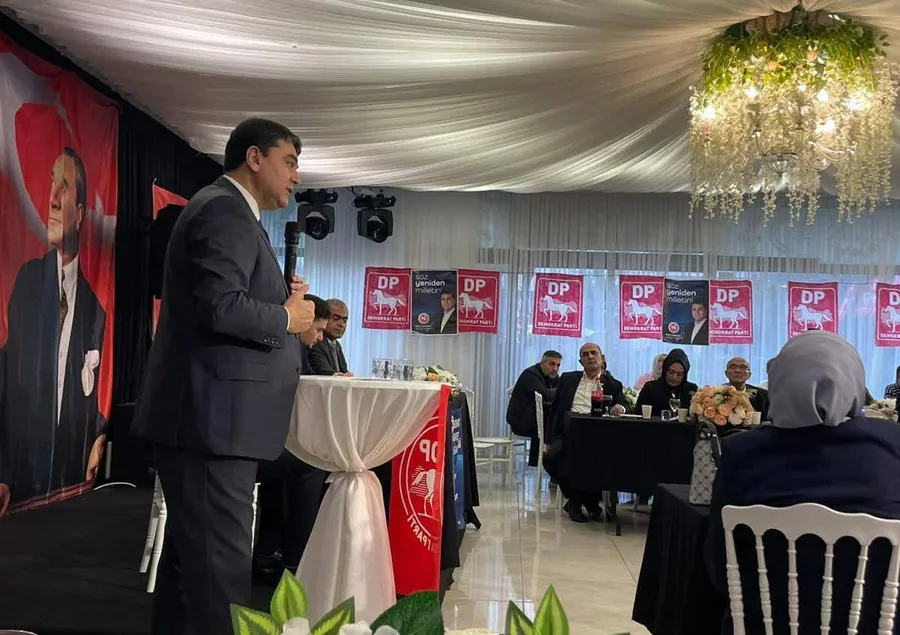 “Demokrat Parti Genel Başkanı Gültekin Uysal, Başakşehir İlçe Kongresi’nde konuşma yaparken görüntüleniyor.”