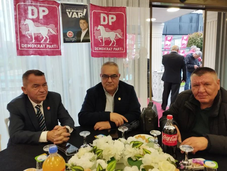 “Demokrat Parti Başakşehir İlçe Kongresi’nde protokolde yer alan Süleyman Küçer, Engin Urgancı ve Mehmet Köse masada birlikte görüntüleniyor.”