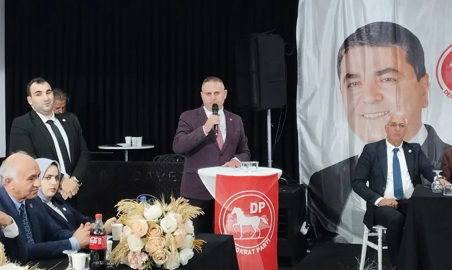 “Demokrat Parti Başakşehir İlçe Başkanı Tarık Barka, kongrede kürsüde konuşma yaparken görüntüleniyor.”