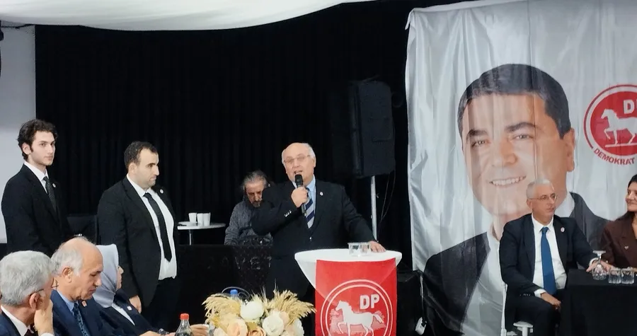 “Demokrat Parti Başakşehir İlçe Kongresi’nde konuşma yapan Manyas eski Belediye Başkanı Rafet Barka; arka planda DP bayrağı ve partililerle birlikte sahnede.”