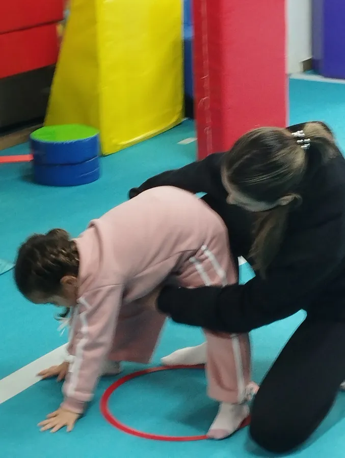 Bahçekent Sporist Jimnastik salonunda eğitmen Aleyna Ayça Özdemir’in 4 yaşındaki çocukla birebir jimnastik eğitimi vermesi